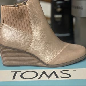 NEVER WORN Toms Sadie Boot in Rose Gold